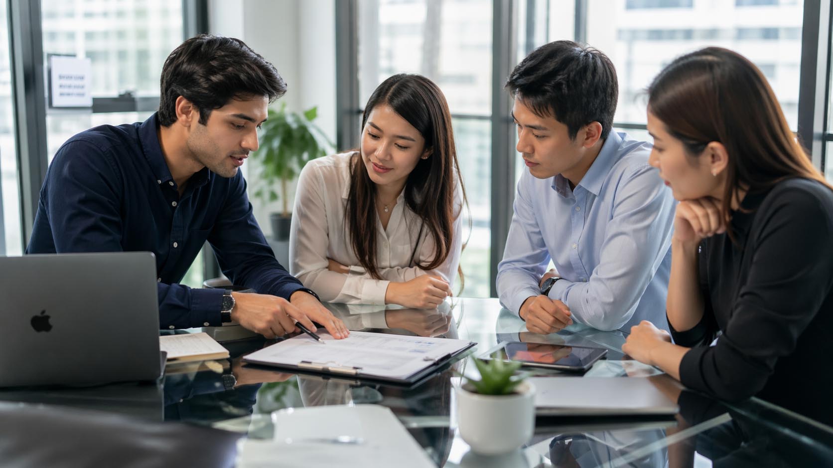 Mladi tim diskutuje oko odluke u modernoj kancelariji.