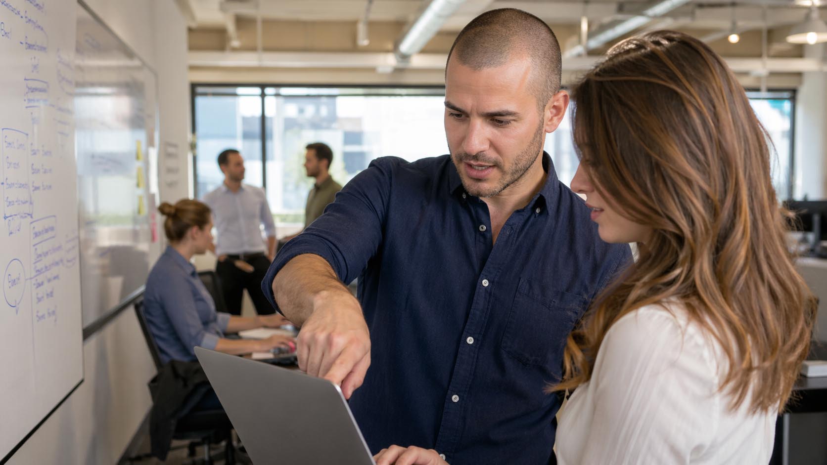 poslovni horoskop, horoskop, posao, odluke, uspeh, fokus, mladi muškarac, kancelarija, laptop, mojznak, mojznak.rs